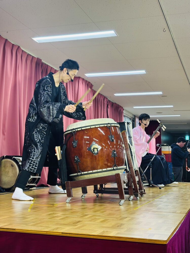 保育園イベントで演奏中